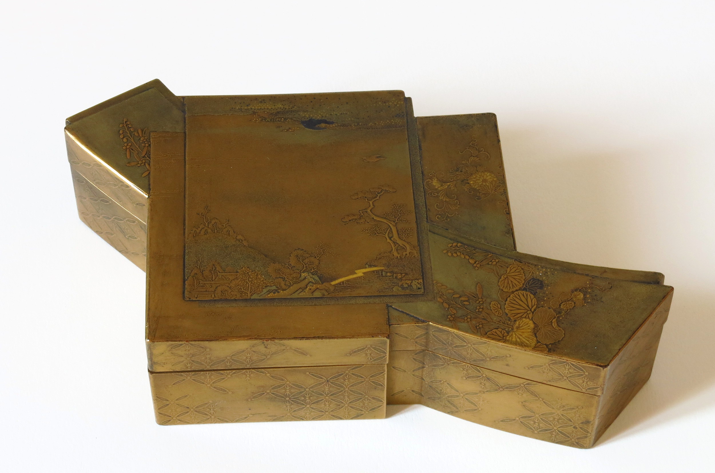 ANCIENNE BOITE LAQUÉE ou coffret au décor de fleurs anciennes EUR 15,00